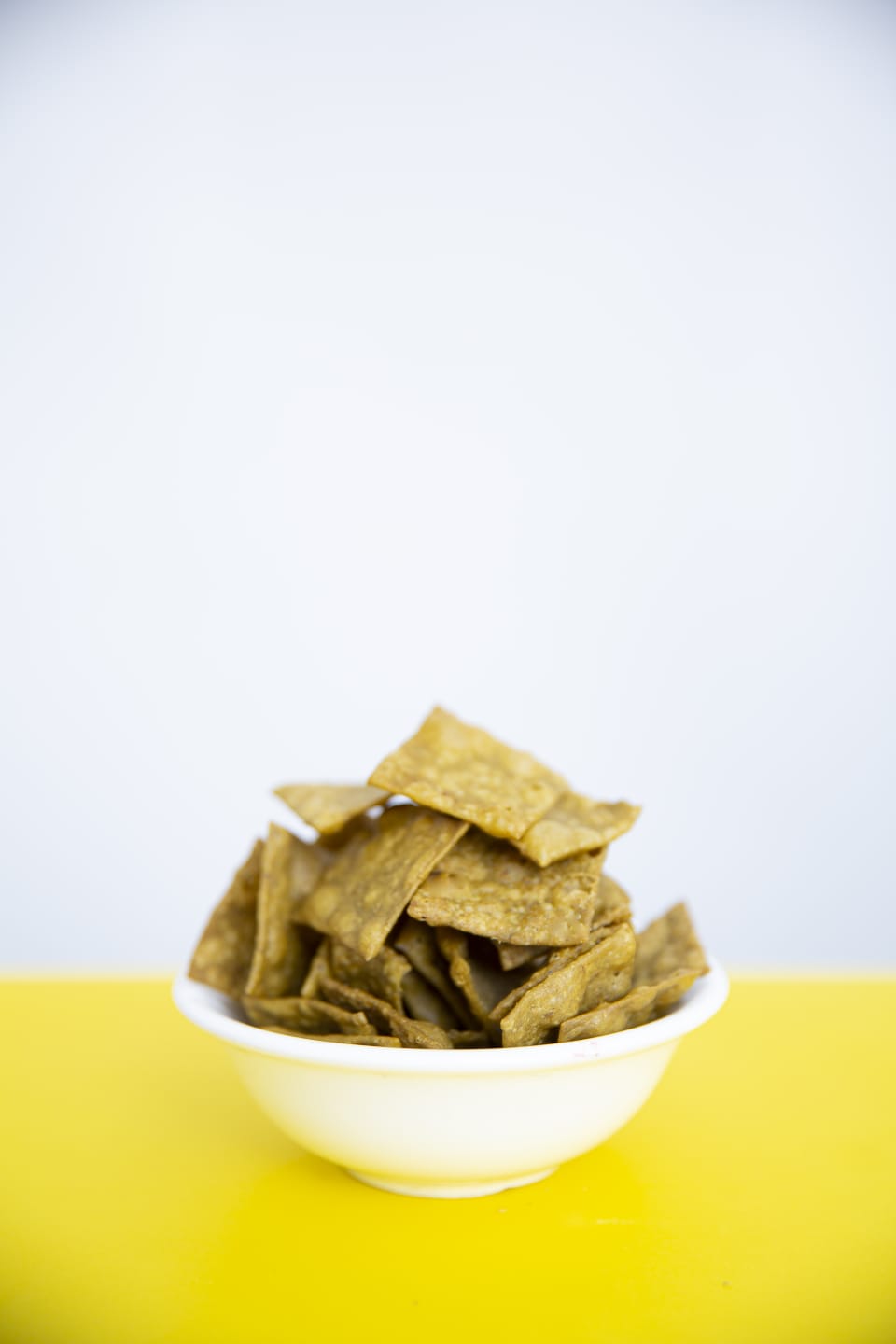 Laks Mussels Chips displayed in a bowl – savory seafood snack rich in protein and omega-3s.